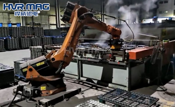 电永磁铁配合工业机器人实现180℃高温履带板的自动化分拣